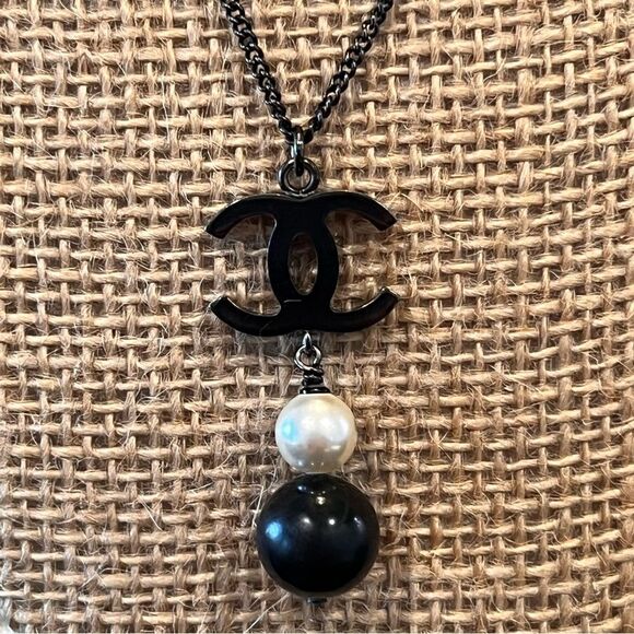 Chanel
Faux Pearl CC Pendant Necklace - Picture 5 of 6